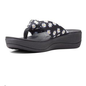 CLARKS Arla Glison black and white daisy sandals. Size 9